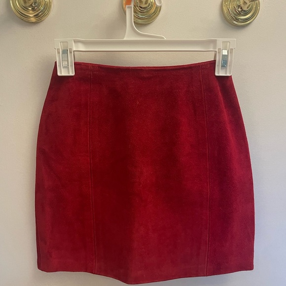 Red mini skirt - Picture 2 of 3